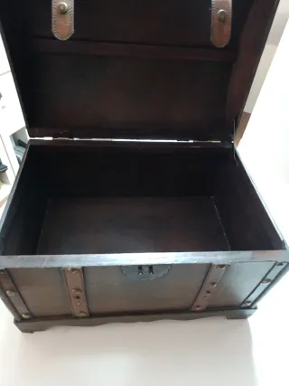 Baúl de madera y cuero