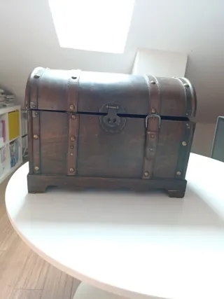 Baúl de madera y cuero