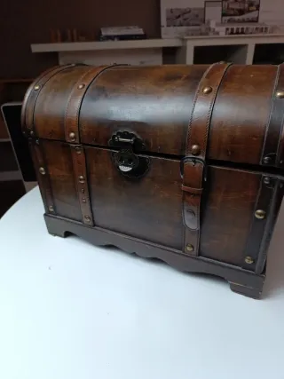 Baúl de madera y cuero
