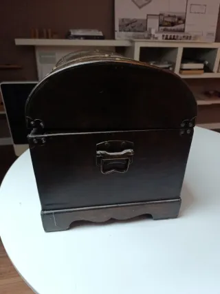 Baúl de madera y cuero