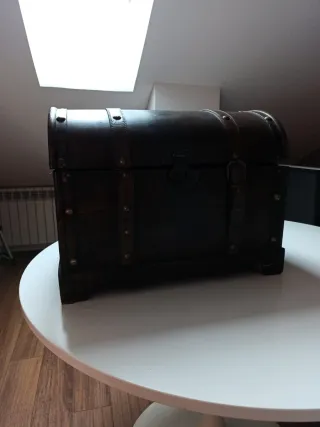 Baúl de madera y cuero