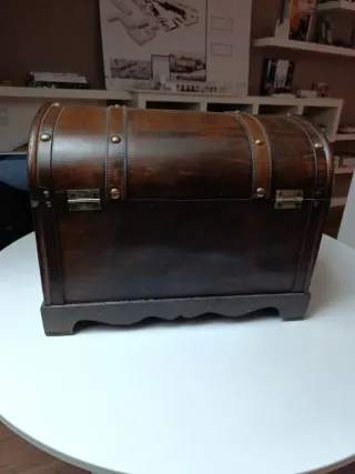 Baúl de madera y cuero