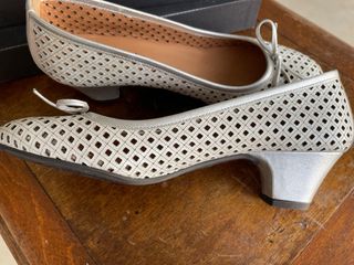 Zapatos planos Patricia plata y blanco talla 38