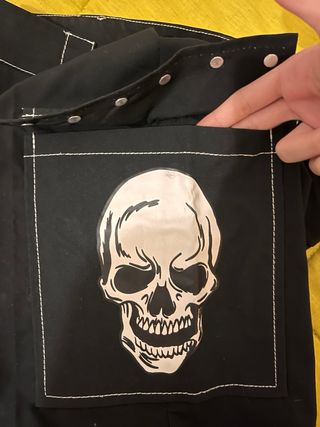 Pantalones negros con costura blanca