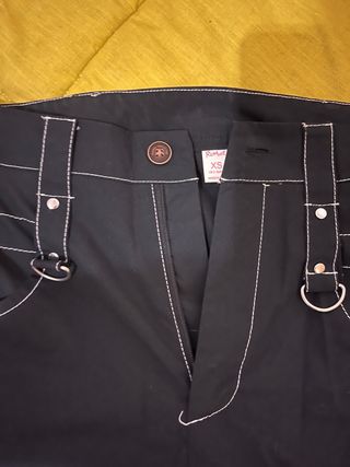 Pantalones negros con costura blanca
