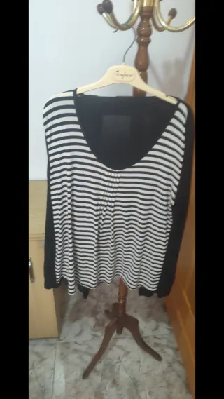 Blusa de rayas blanca y negra