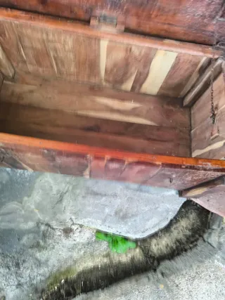 Arcon de madera y metal