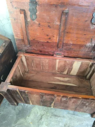 Arcon de madera y metal