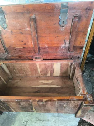 Arcon de madera y metal