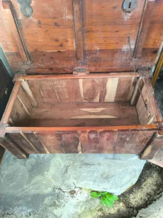 Arcon de madera y metal