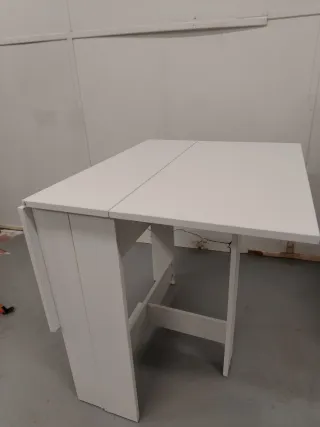 Mesa plegable blanca de madera