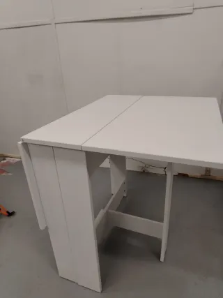 Mesa plegable blanca de madera