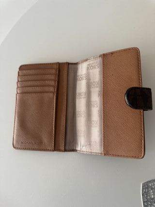 Cartera Pasaporte Michael Kors Marrón/Dorado