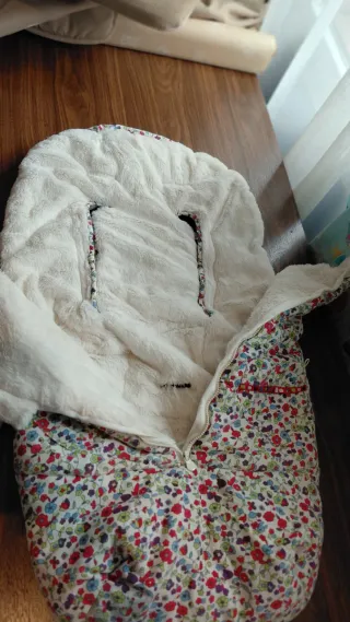 Saquito Tuc Tuc blanco polipiel con capota