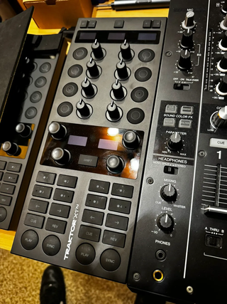 Stand Elevador para TRAKTOR Kontrol X1 MK3