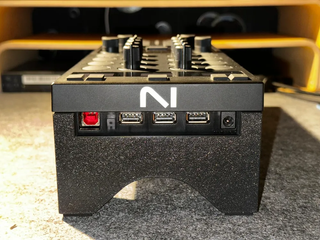 Stand Elevador para TRAKTOR Kontrol X1 MK3