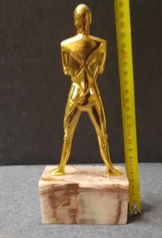Scultura dorata uomo su base in marmo