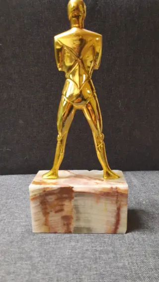 Scultura dorata uomo su base in marmo