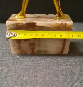 Scultura dorata uomo su base in marmo