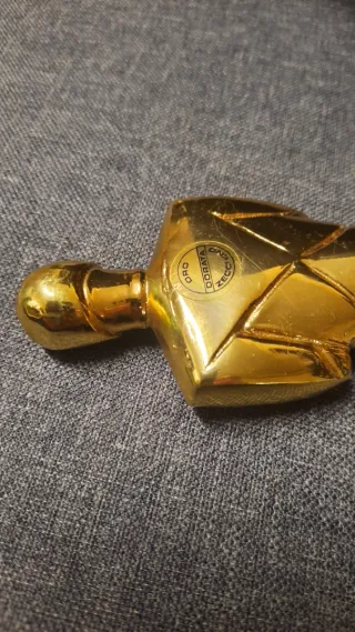 Scultura dorata uomo su base in marmo