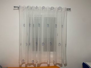 Cortina blanca con diseño azul hecha a medida.