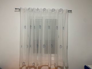 Cortina blanca con diseño azul hecha a medida.