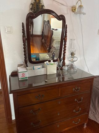 Cómoda vintage de madera y cristal