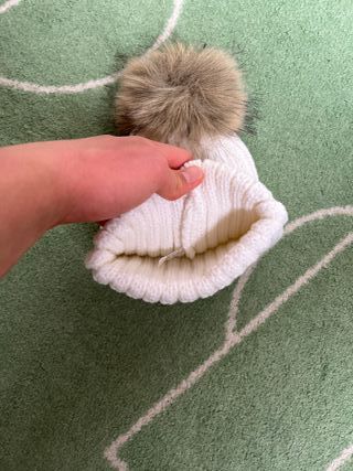 Gorro UGG blanco con pompón