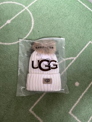 Gorro UGG blanco con pompón