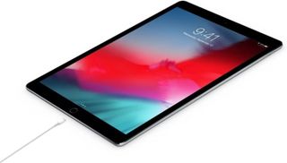 - Apple Cable de USB-C a conector Lightning (1 m