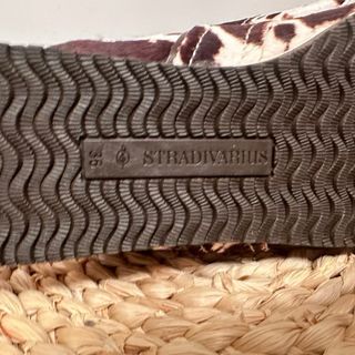 Zapatillas destalonadas print vaca Stradivarius