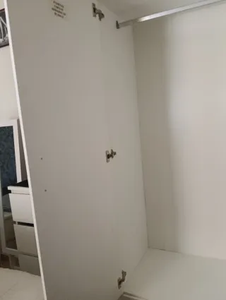 Armario blanco de madera