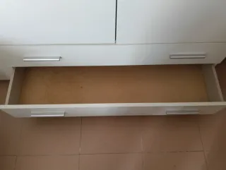 Armario blanco de madera