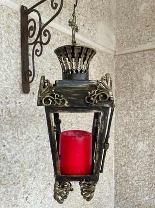 Candelabro negro y dorado con cruz