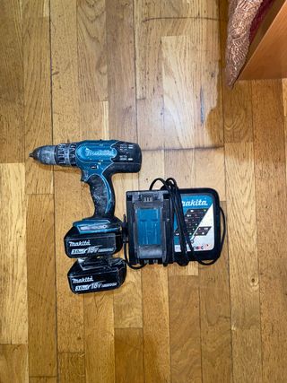 Taladro Makita con 2 baterías y cargador