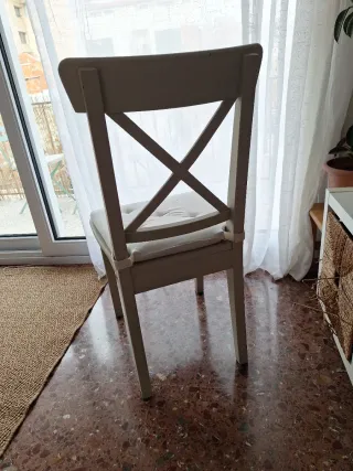 Silla de madera pintada beige