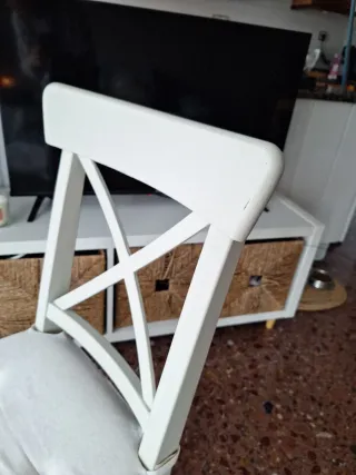 Silla de madera pintada beige