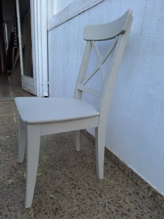 Silla de madera pintada beige