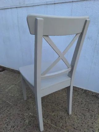 Silla de madera pintada beige