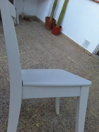 Silla de madera pintada beige