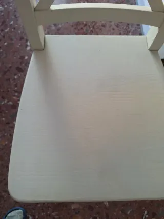 Silla de madera pintada beige