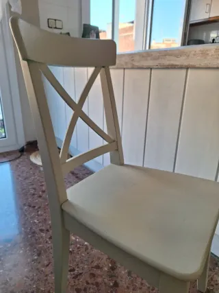Silla de madera pintada beige