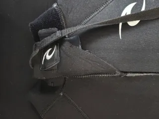 Tuta in neoprene 4/3 Rip Curl. Taglia 16.