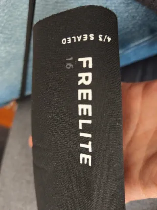 Tuta in neoprene 4/3 Rip Curl. Taglia 16.