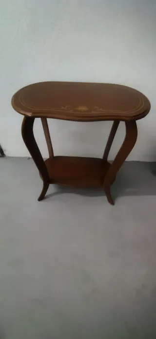 Mesa auxiliar de madera