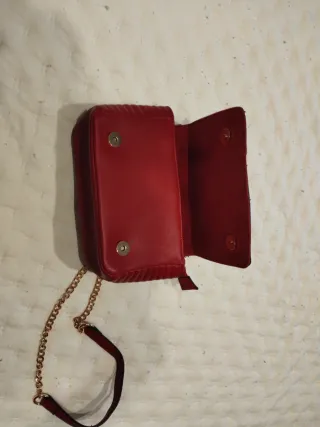 Bolso Rojo con Tachuelas Doradas