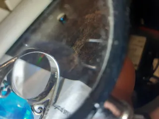 Anillo con piedra azul y detalles plateados