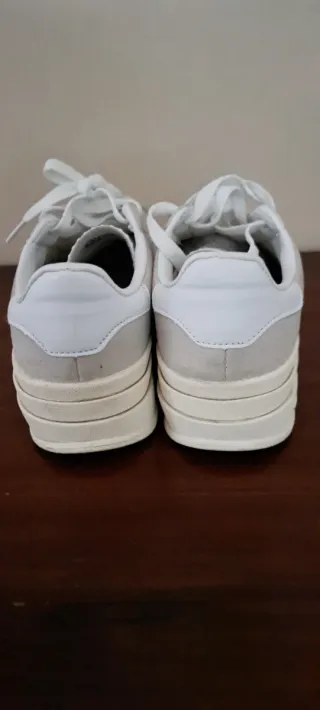 Zapatillas Adidas Beige y Blancas