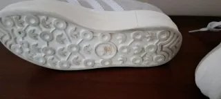 Zapatillas Adidas Beige y Blancas