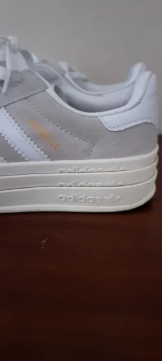 Zapatillas Adidas Beige y Blancas